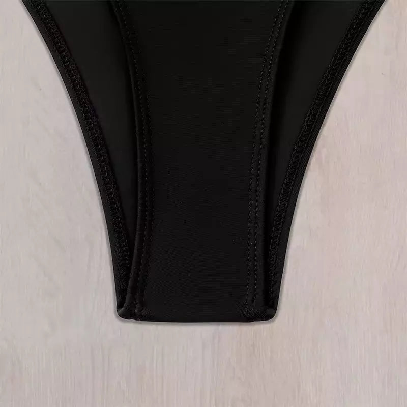 Detalhe da parte inferior de maiô preto com costuras reforçadas e acabamento duplo