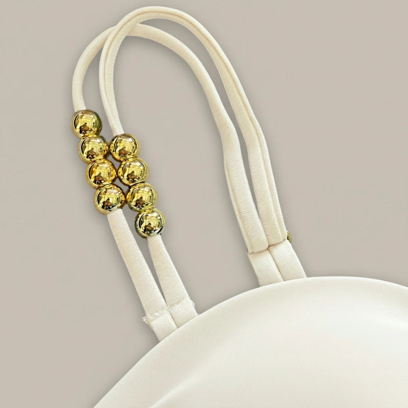 Maiô off white com alças de argolas douradas, modelo costas elegante moda praia feminina