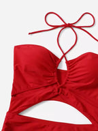 Detalhe superior de maiô vermelho com alça de amarrar no pescoço e drapeado frontal