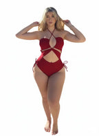 Mulher loira em maiô vermelho recortado com detalhes de amarração lateral em fundo branco