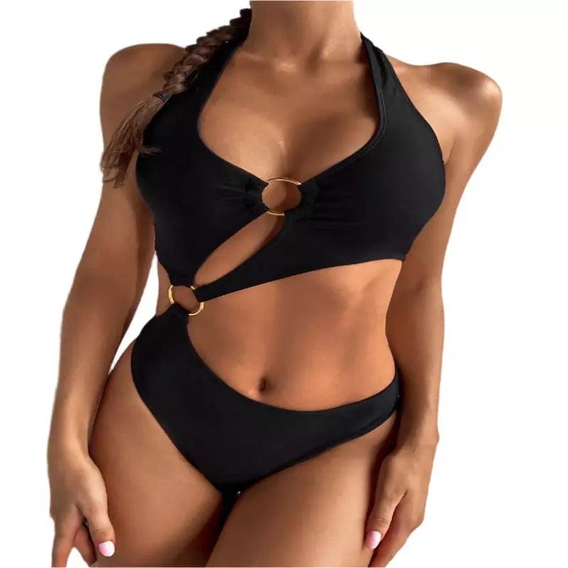 Maiõ preto com argolas douradas, design moderno recortes estratégicos, estilo top frente única e calcinha tradicional.