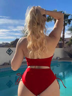 Maiô vermelho recortado com amarração lateral visto de costas em área de piscina