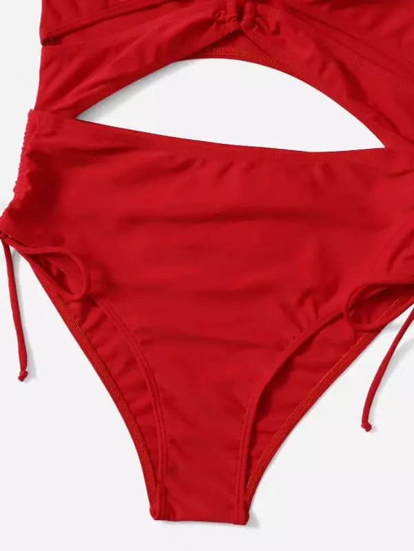 Detalhe de maiô vermelho com recorte lateral e amarração ajustável em fundo branco