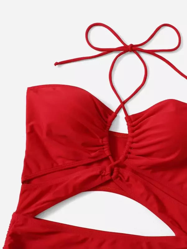 Detalhe superior de maiô vermelho com alça de amarrar no pescoço e drapeado frontal