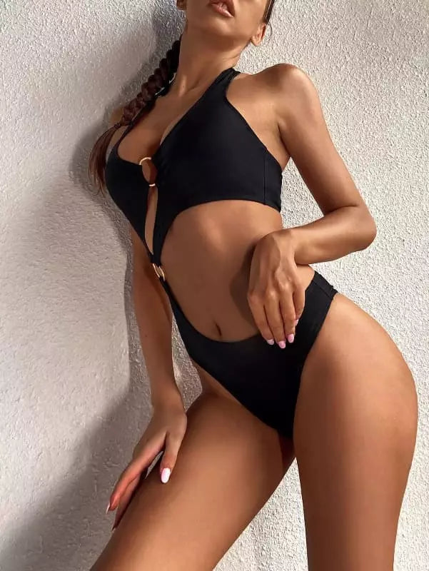 Maiô preto sensual com detalhe de anel dourado, cavado alto e recortes vazados na cintura, estilo frente única.