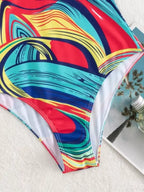 Maiô estampado com padrões coloridos em azul, vermelho e amarelo, design moderno e tropical.