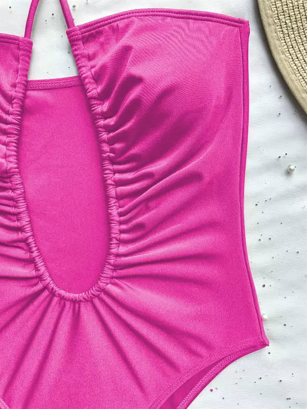 Maiô rosa pink com franzidos e alças finas, detalhe do tecido e acabamento das costuras