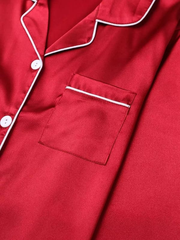 Detalhe pijama feminino vermelho acetinado bolso frontal vivo branco botões qualidade premium