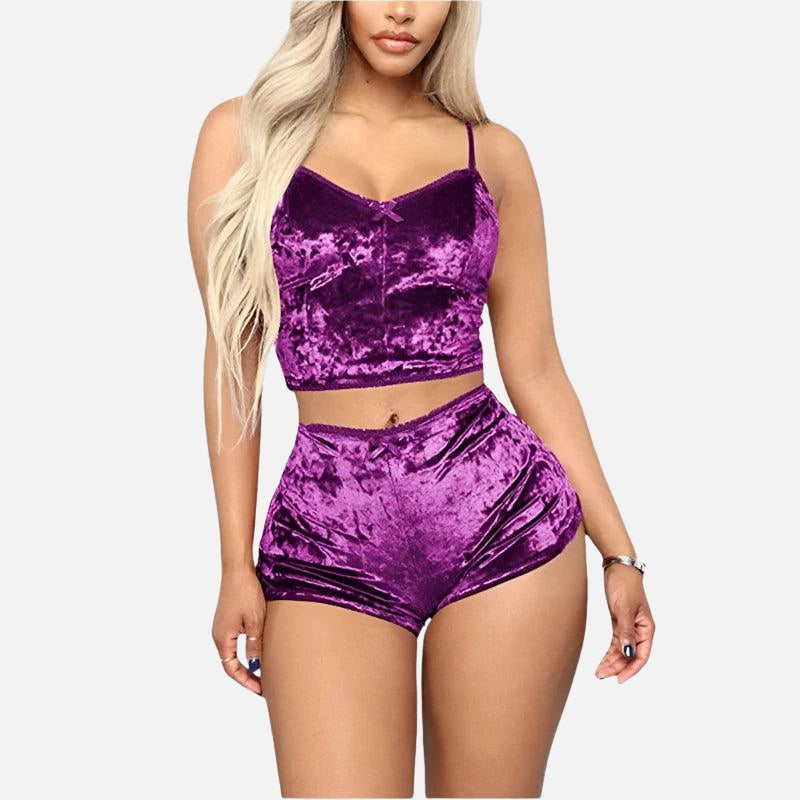 Conjunto feminino de veludo roxo com top cropped de alças e shorts, ideal para looks noturnos elegantes.