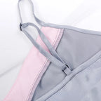 Pijama feminino cinza e rosa com alças ajustáveis e detalhes internos