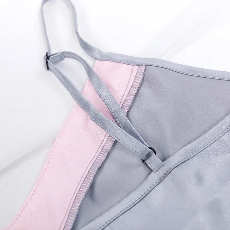 Pijama feminino cinza e rosa com alças ajustáveis e detalhes internos