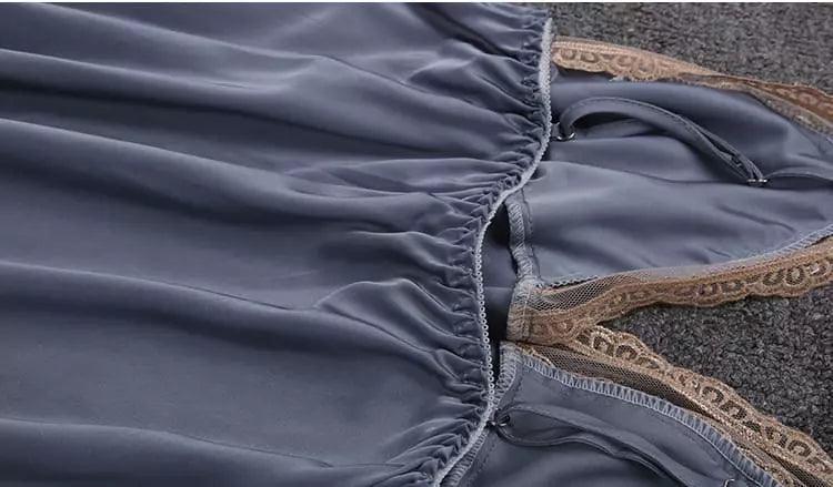 Lingerie azul acinzentada com elástico franzido e renda dourada - detalhe íntimo