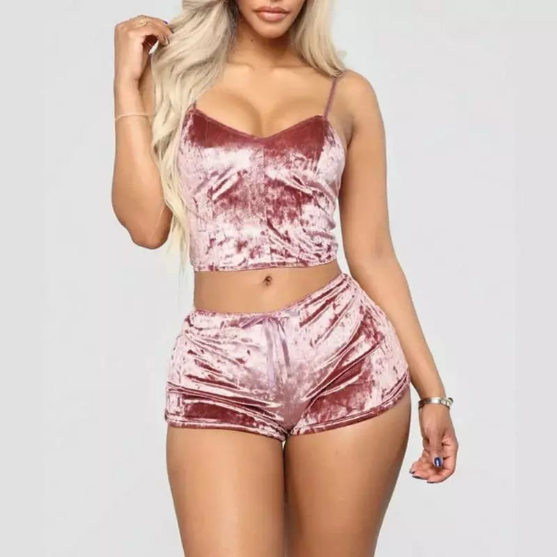 Conjunto feminino de veludo rosa chá com top cropped de alças finas e shorts curtos, ideal para looks modernos e casuais.