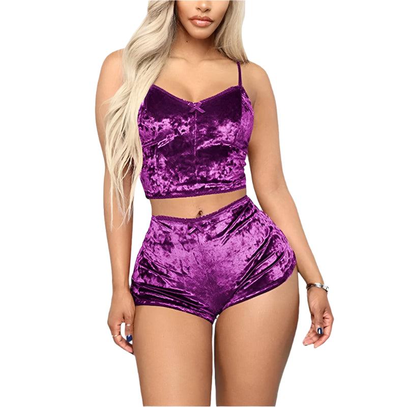 Conjunto feminino de veludo roxo com top cropped de alças e shorts, ideal para looks noturnos elegantes.