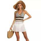 Saída de praia halter listrado preto e branco com saia branca, chapéu camel e bolsa palha - look verão