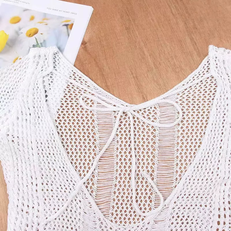 Detalhe decote com amarração da saída de praia branca em tela.