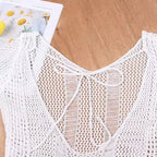 Detalhe decote com amarração da saída de praia branca em tela.