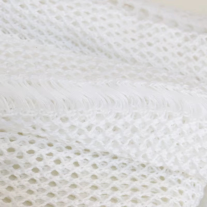 Saída de praia em crochê branca com textura mesh e franjas delicadas