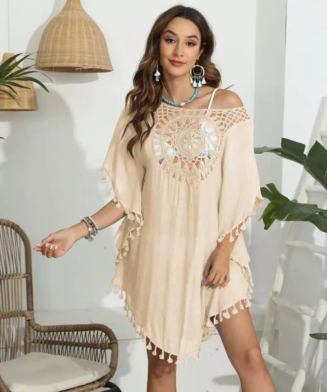 Saída de praia boho chic bege com detalhes em crochê e pompons, estilo casual feminino