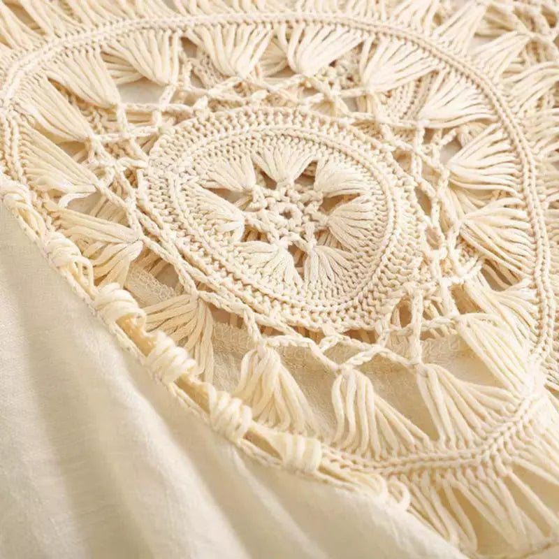 Mandala crochê artesanal bege com franjas, detalhe renda vazada para blusa boho