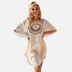 Saída de praia branca com crochê vazado no peito e franjas nas mangas para look boho chic