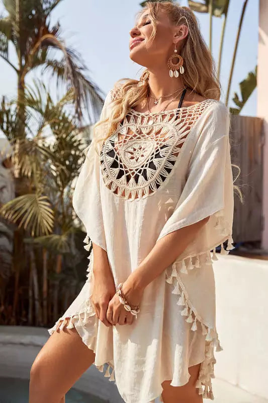 Saída de praia branca com renda crochê e pompons, blusa boho chic para praia feminina