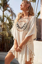 Saída de praia branca com renda crochê e pompons, blusa boho chic para praia feminina