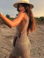 Vestido crochê bege costas abertas com chapéu palha, moda praia verão feminina