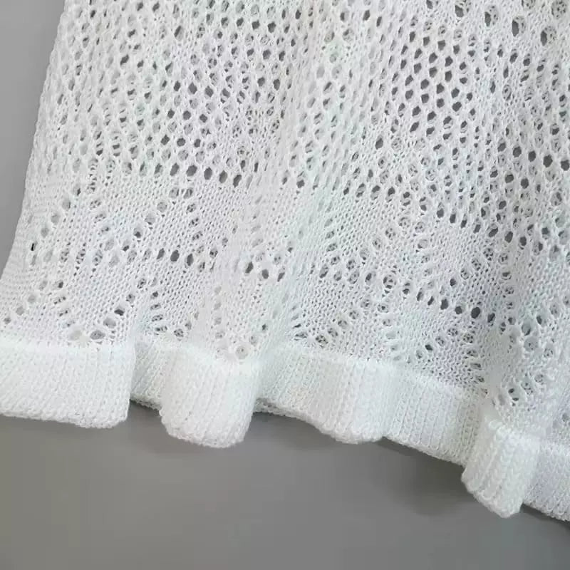 Tecido branco rendado com babados delicados e textura vazada para saída de feminina elegante