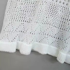 Tecido branco rendado com babados delicados e textura vazada para saída de feminina elegante