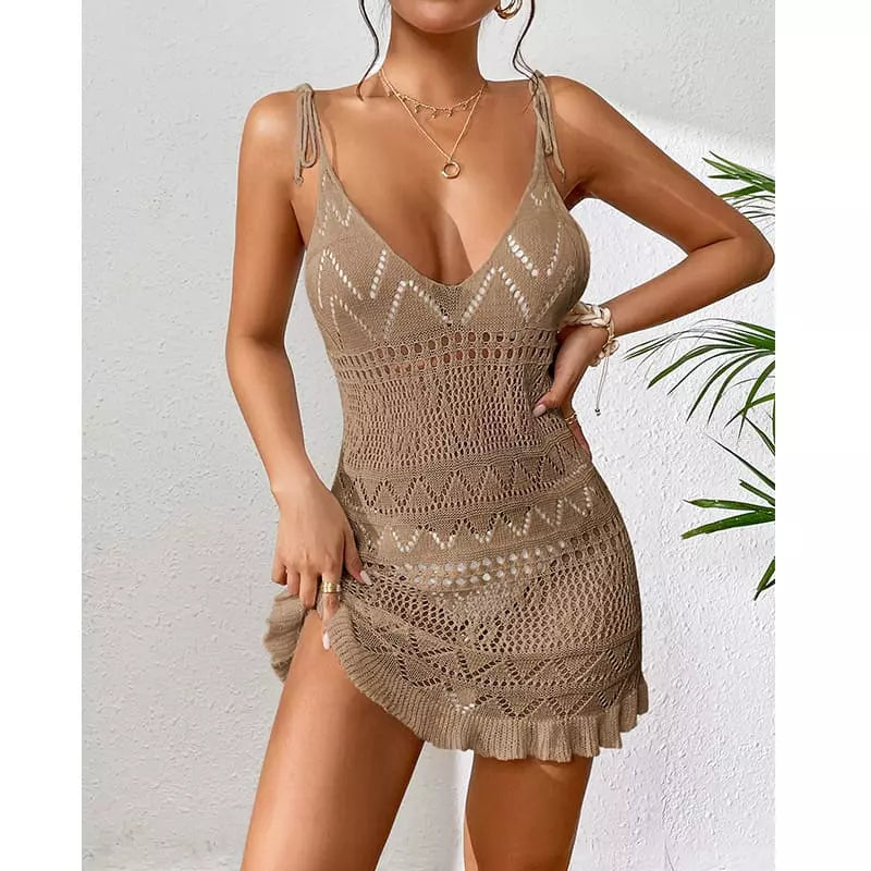 Vestido caqui crochê com decote em V, alças finas e franjas na barra estilo boho chic verão