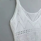 Regata branca tricot vazado com alças finas e decote em V para look feminino casual e fresco