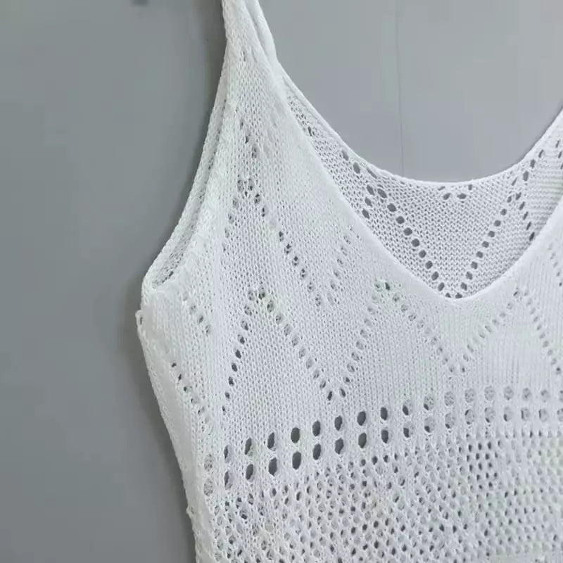 Regata branca tricot vazado com alças finas e decote em V para look feminino casual e fresco