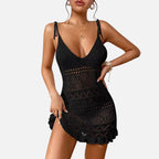 Vestido preto crochê decote profundo alças ajustáveis franjas barra look elegante festa
