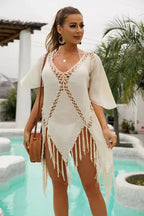 Vestido saída de praia bege com detalhes em crochê e franjas, estilo boho para piscina