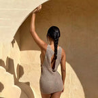 Vestido crochê bege costas abertas com argola, vista traseira moda feminina verão