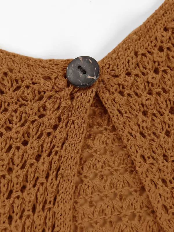 Detalhe vestido crochê caramelo com botão madrepérola, textura artesanal tricot