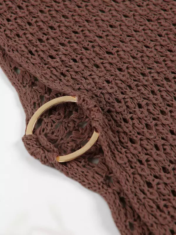 Detalhe vestido crochê marrom com argola dourada, textura tricot artesanal