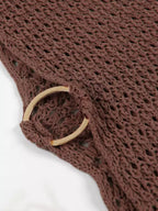 Detalhe vestido crochê marrom com argola dourada, textura tricot artesanal