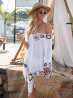 Vestido branco ombro a ombro com crochê colorido e franjas - moda praia feminina