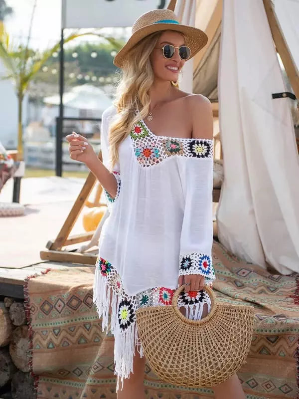 Vestido branco ombro a ombro com crochê colorido e franjas - moda praia feminina