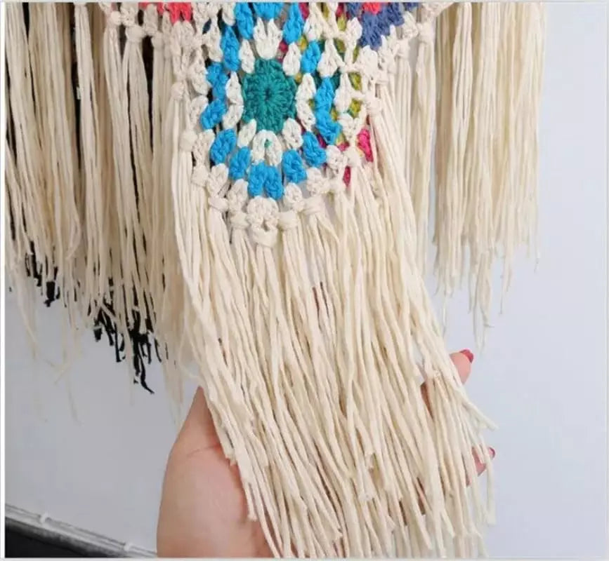 Franjas longas com crochê colorido - detalhe artesanal em peça feminina verão