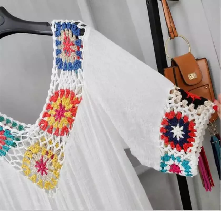 Detalhe blusa branca com squares de crochê coloridos - aplicação artesanal chic