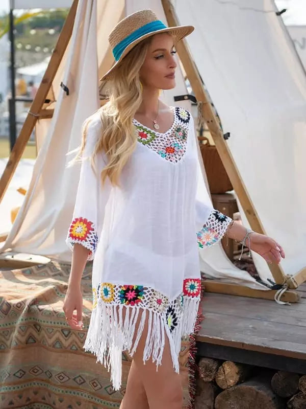 Túnica branca com aplicações de crochê colorido e franjas - saída de praia feminina