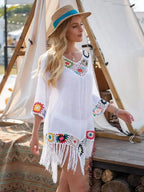 Túnica branca com aplicações de crochê colorido e franjas - saída de praia feminina