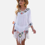 Saída de praia branca com crochê colorido e franjas. cover up feminino verão