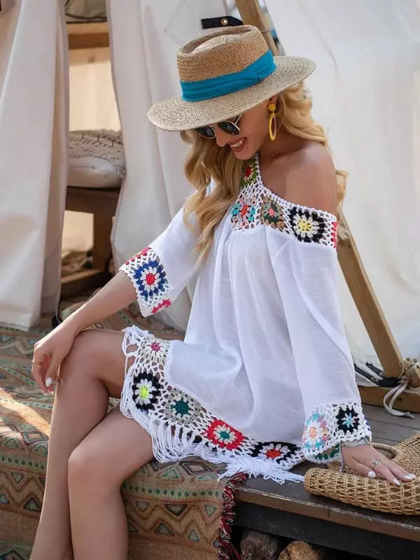 Vestido curto branco com crochê floral colorido e franjas - look chic feminino verão