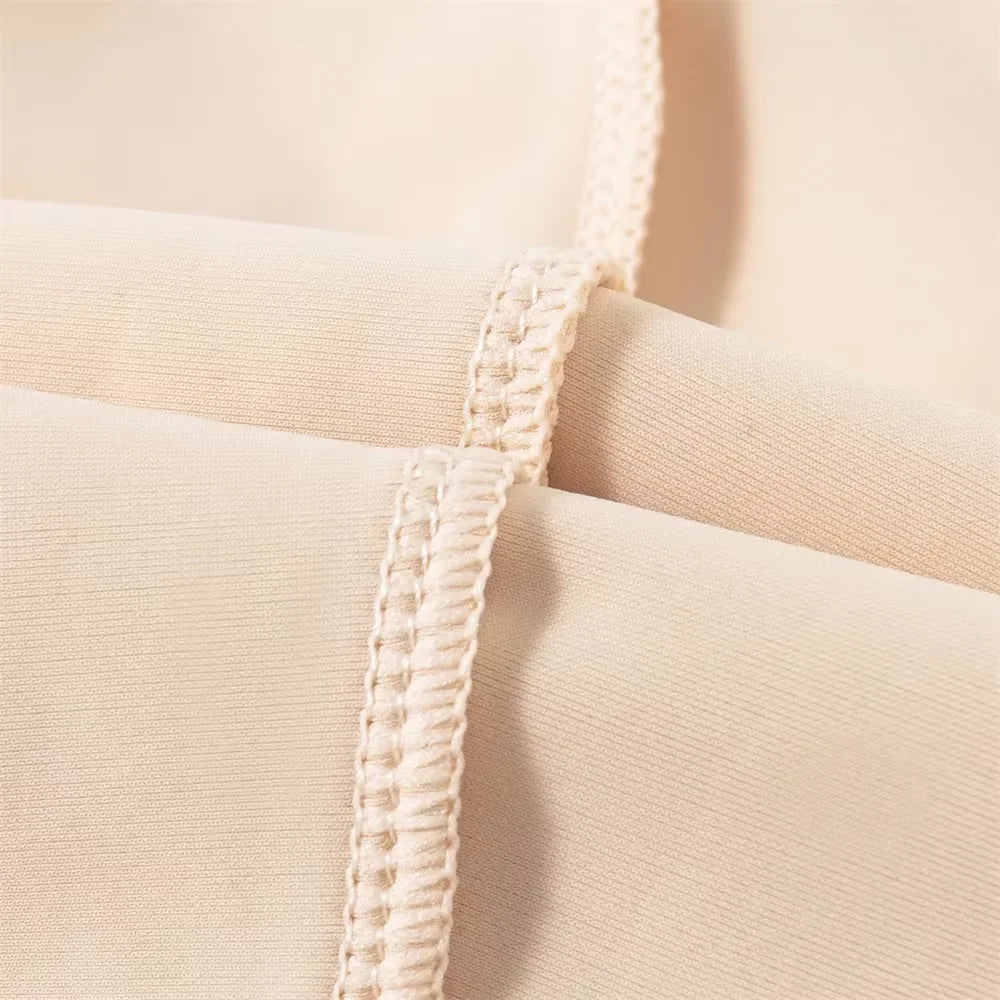 Detalhe da costura reforçada da saia modeladora Royal Contour com acabamento de qualidade