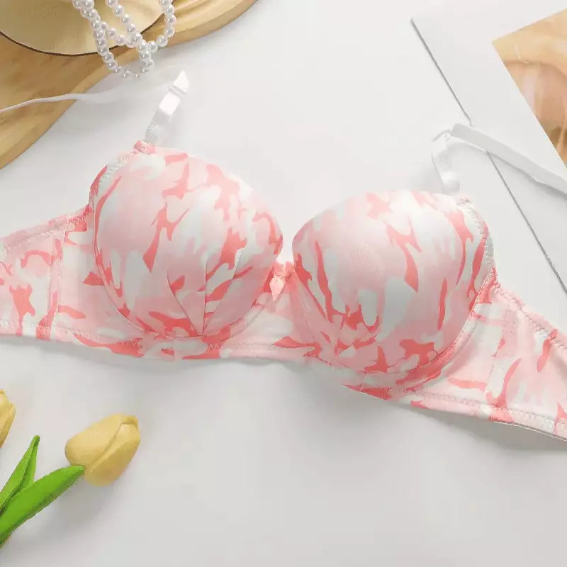 Sutiã meia taça rosa e branco estampado com alças ajustáveis, decorado com colar de pérolas e tulipa amarela