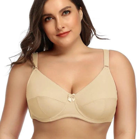 Mulher com Sutiã íntimo bege, com rosto sorridente e cabelos escuros.
